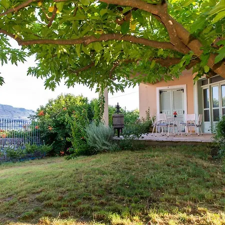 With Private Garden 빌라 크레스테나