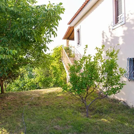 With Private Garden 크레스테나