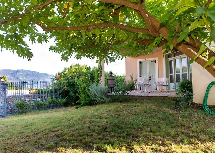 With Private Garden Villa Krésztena